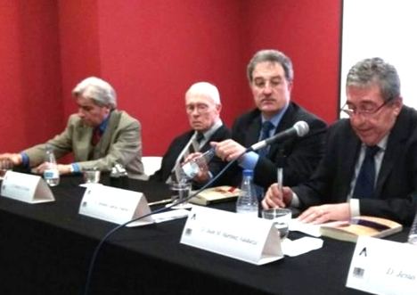 De izquierda a derecha Manuel Pastor, Stanley G. Payne, Arsenio García y Juan M. Martínez Valdueza, durante la visita a Astorga del hispanista en febrero de 2018. (Foto: La Crítica).