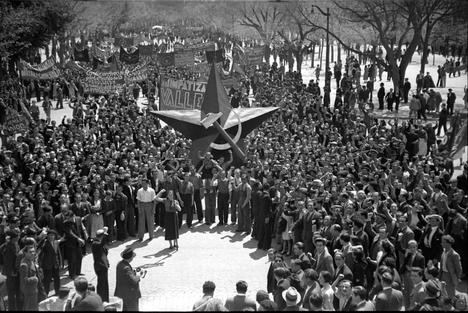 1 de mayo de 1936: Manifestación de las Juventudes Socialistas Unificadas en el Paseo de la Castellana de Madrid. (AGA, Fondo Alfonso). Biblioteca UNED.
