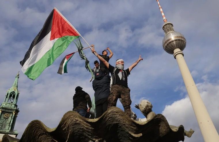 Manifestación en Berlín a favor de Hamas. (Foto: https://www.npr.org/sections/Sean Gallup/Getty Images)