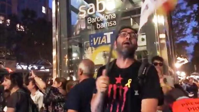 En Barcelona, un villano a cara descubierta ataca con un palo al periodista que le graba. (Foto: www.rtve.es)