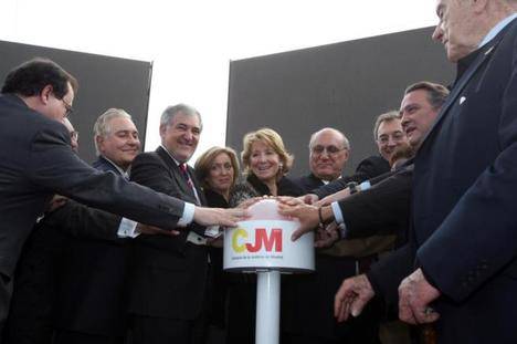 Colocación de la primera piedra de la Ciudad de la Justicia. Alfredo Prada es el segundo por la derecha.