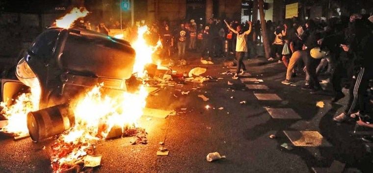 Los villanos, en la noche del jueves al viernes en el centro de Barcelona. (Foto: www.elperiodico.com)