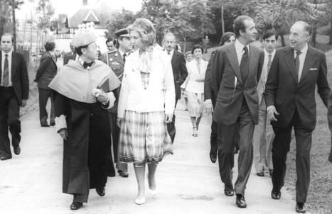 En 1980, Don Juan Carlos I y Doña Sofía en la inauguración de los cursos de verano de la UIMP. Manuel Pastor, detrás del Rey. (Foto: El Diario Montañés).