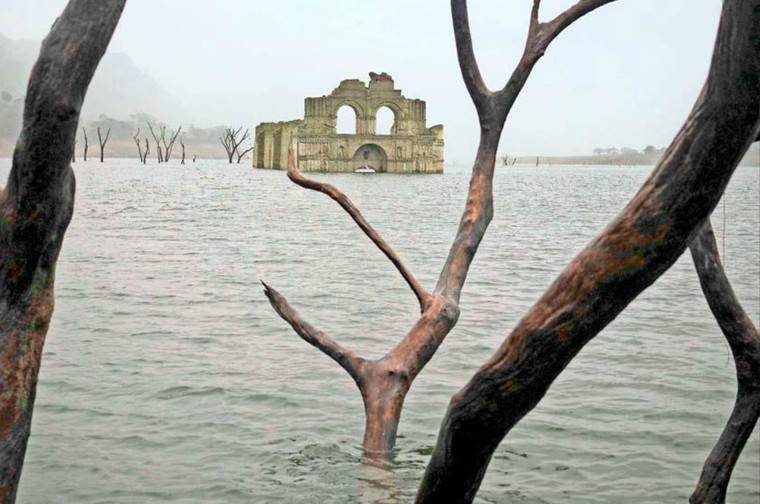 Una iglesia española del siglo XVI surge de las aguas en Méjico