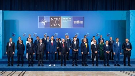 Foto oficial cumbre Ankara OTAN (Stenbrocki Maja CC BY 4.0)