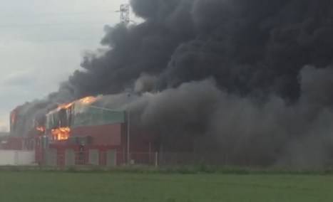 Arde la fábrica de Embutidos Rodríguez en La Bañeza