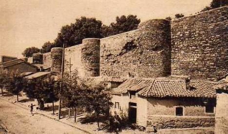 Foto: Antiguas murallas de Astorga, de  L. Roisín (www.todocoleccion.net)