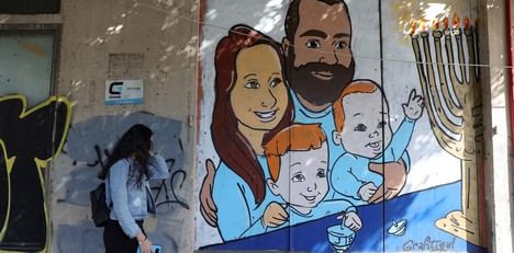 Mural con la familia Bibas, símbolo de los secuestros de Hamas. (Foto: https://www.clarin.com/mundo / EFE Imagen)