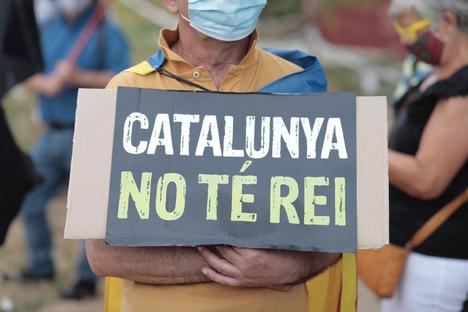 Cartel 'Catalunya no te rei' / Twitter Omnium Cultural (www.publico.es)