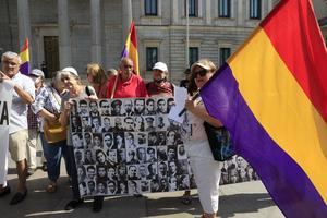 'Asociaciones memorialistas' frente al Congreso con motivo de la aprobación de la ley de Memoria Democrática. (Foto: https://www.publico.es/ Zipi / EFE).