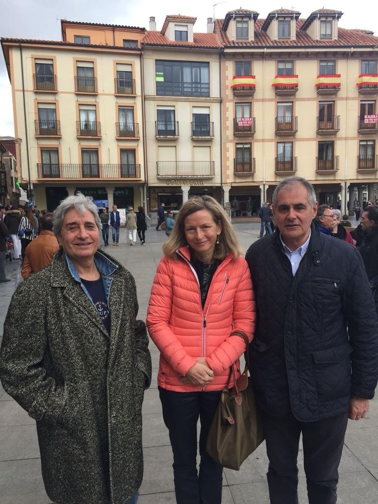 Manuel Pastor, Germán Gullón y su esposa Leti en Astorga. (Foto: Archivo del autor).