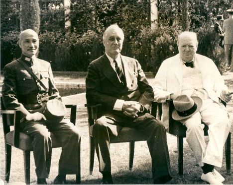 Chiang Kai-shek, Roosevelt y Churchill en El Cairo, 1943. (Foto: Associated Press)