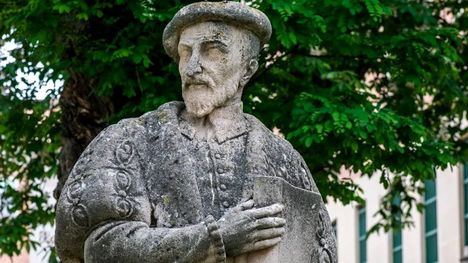 Andrés Laguna (1510-1559). Humanista y científico español. Monumento en Segovia, obra del imaginero Florentino Trapero. (Foto: https://www.eladelantado.com/)