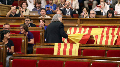 La diputada Martínez, de Podemos, retira la bandera de España en el Parlamento catalán,