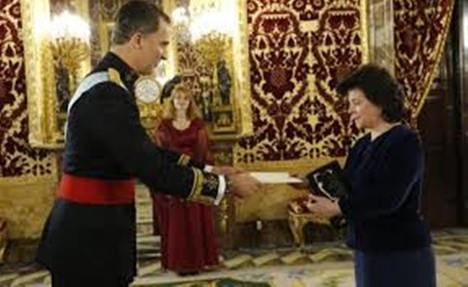 Argita Daudze presentando sus credenciales ante el Rey de España como embajadora de Letonia. (Foto: Casa Real)