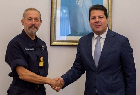 Los jefes (militar y civil) de Gibraltar. el comodoro Guy y el alcalde Picardo. (Foto: https://www.campodegibraltarsigloxxi.com/).
