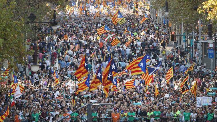 Concentración en el Paseo de Gracia a favor de la libertad de 'los jordis'. (La Vanguardia).