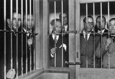 El Gobierno de la Generalidad en prisión (Lluis Companys en el centro) por el alzamiento de 1934. El Tribunal de Garantías Constitucionales de la República los condenó por rebelión militar el 6 de junio de 1935. (Foto de archivo).