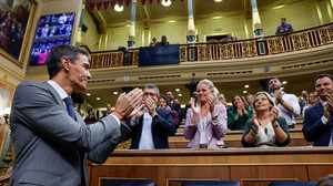 Pedro Sanchez es aplaudido por su bancada este 2 de octubre (Foto EFE/ JJ Guillén)