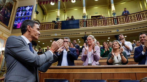 Pedro Sanchez es aplaudido por su bancada este 2 de octubre (Foto EFE/ JJ Guillén)