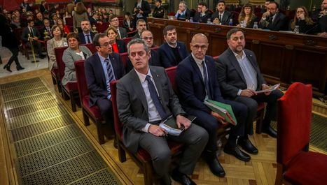 Primero por la derecha: Oriol Junqueras, presidente de ERC, en el banquillo del Tribunal Supremo durante el juicio que le ha condenado a 13 años de prisión por sedición y otros cargos.