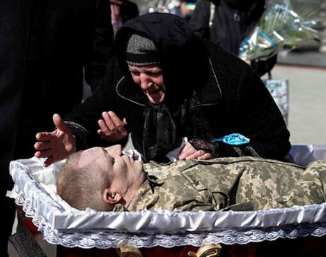 El llanto de una madre ucraniana. (Foto: https://www.elmundo.es/ EFE).