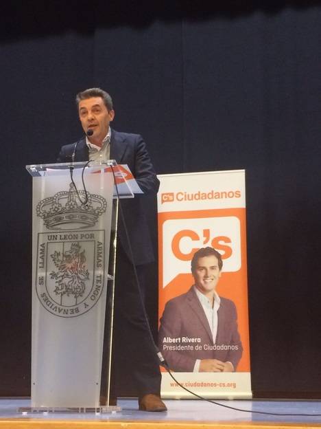 Enrique Bueno durante su intervención en Benavides