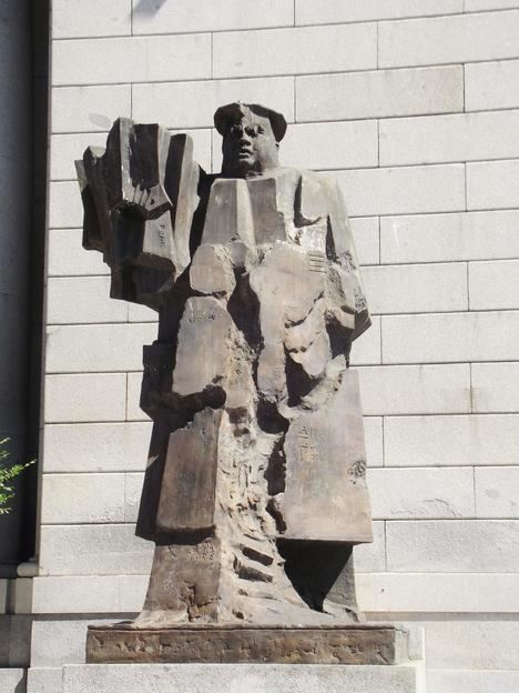 Escultura de Indalecio Prieto Tuero en los Nuevos Ministerios de Madrid.