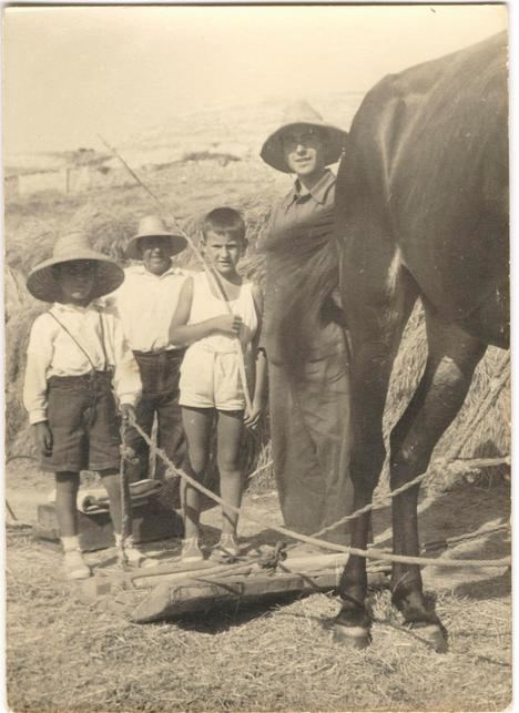 El autor, en el centro, conduciendo su primer híbrido en 1959..