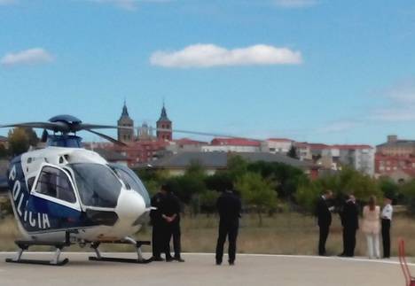 El ministro del Interior en la base del Sacyl en Astorga antes de subir al helicóptero de la Policía que le llevará de vuelta a Cataluña