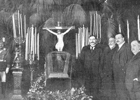 El cadáver de D. Benito Pérez Galdós expuesto en el Ayuntamiento de Madrid. (Foto: https://lacorrientedelgolfo.wordpress.com/)