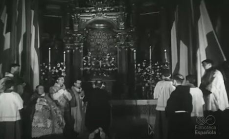 Ofrenda de banderas hispanoamericanas a la Virgen en el monasterio de Guadalupe, Cáceres, en 1960. (Fotograma: Filmoteca Española).