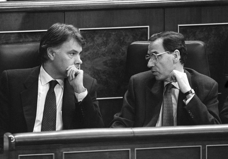Felipe González y Alfonso Guerra en el Congreso de los Diputados en plena 'transformación' de la sociedad española (1990). (Foto: Cadena Ser EFE / PASTOR)