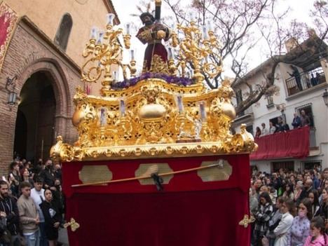 Salida de la procesión de Granada posteriormente apedreada desde un Centro de Acogida. (Foto y noticia: https://diariodegranada.es/).