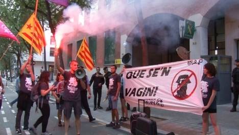Independentistas catalanes exigiendo la salida de Cataluña de la Guardia Civil (TV3)