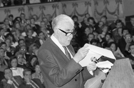Ricardo Gullón recibiendo el Premio Príncipe de Asturias en 1989