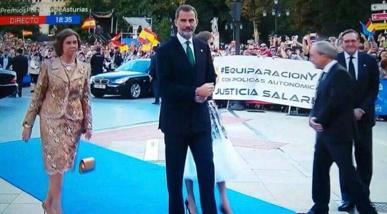 La Reina Doña Sofía y Su Majestad el Rey Felipe VI a su llegada al Teatro Campoamor de Oviedo