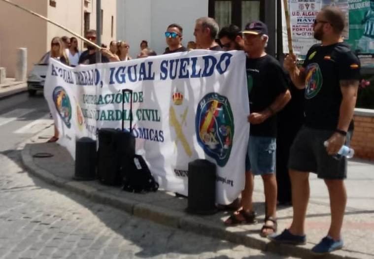 Miembros de JUSAPOL al paso de la comitiva del presidente Sánchez y su invitada la canciller Merkel en Sanlúcar de Barrameda. (Foto: La Crítica)