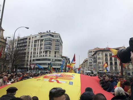 Los manifestantes despliegan una gran bandera de España. (Foto: La Crítica)