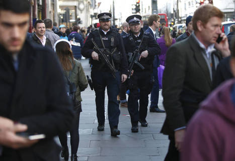 www.elconfidencial.com: Agentes de policía armados patrullan por Oxford Street, en Londres, el 23 de diciembre de 2015 (Reuters).