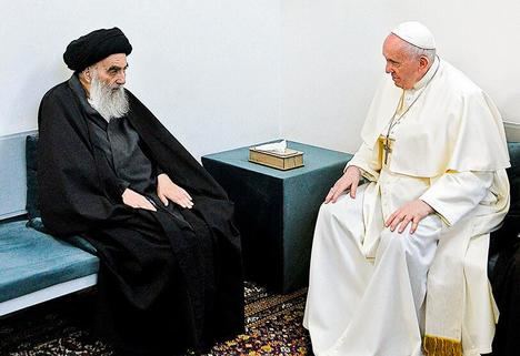 El Papa Francisco con el ayatolah Alí al-Sistani, en Irak. (Foto: https://atalayar.com/).
