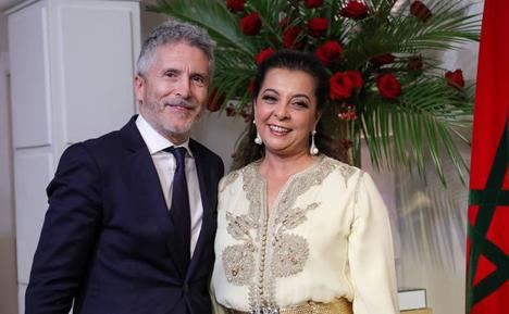 Fernando Grande-Marlaska y la embajadora de Marruecos en España, Karima Benyaich, en tiempos mejores. (Foto: https://www.lasprovincias.es/).
