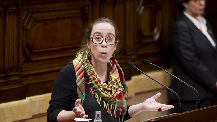 Eulalia Reguant de la CUP durante la primera sesión parlamentaria del Gobierno de Carles Puigdemont (César Rangel - LV)