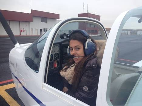 La alumna Ana Mencía en la escuela de vuelo Flybyschool