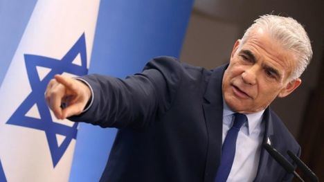 Yair Lapid, lider de la oposición israelí, arremete contra Netanyahu. (Foto: https://www.trt.net.tr/espanol/mundo/).