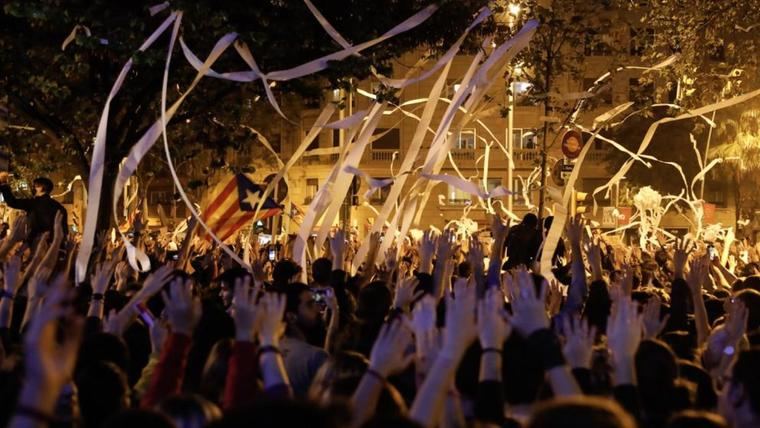 Los 'pacíficos', siguiendo las consignas de los CDR, despliegan los rollos de papel higiénico 'porque hay mucha mierda que limpiar'. Y no se equivocan: imaginen dónde terminan cayendo... (Foto: www.lavanguardia.com)l