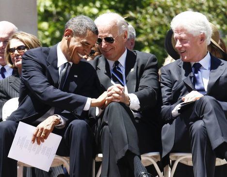 Obama, Biden y Clinton en 2010. (Foto: https://www.latimes.com/espanol/eeuu/ Charles Dharapak / Associated Press).