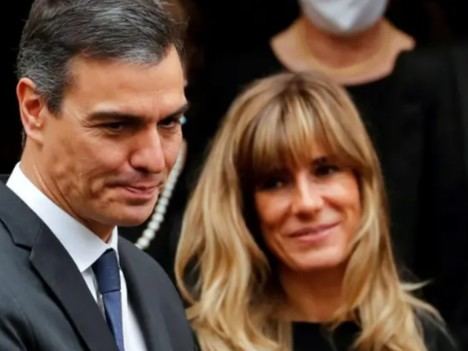 El presidente del Gobierno de España, Pedro Sánchez, y su esposa Begoña Gómez. (Foto: https://ecuadorenvivo.com/).