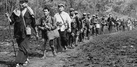 La sangrienta utopía comunista del genocida Pol Pot (Saloth Sar), amparado por China, redujo la población de su país, Camboya, de 7,3 millones a 6 en tres años (1975-1978).   