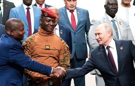 Putin con el presidente de la República Centroafricana, Faustin-Archange Touadera, 2023. (Foto: https://elordenmundial.com/ KREMLIN).